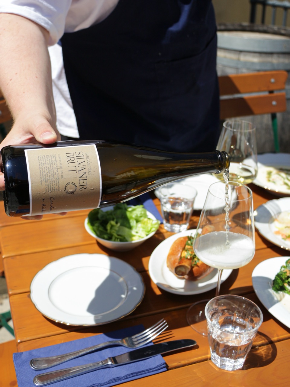 Fränkischer Silvaner-Sekt wird ins Glas eingeschenkt