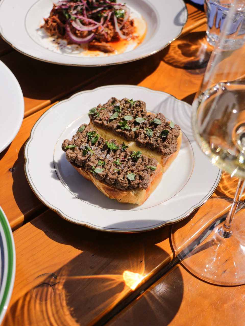 Brioche mit Tatar und ein Glas Weißwein