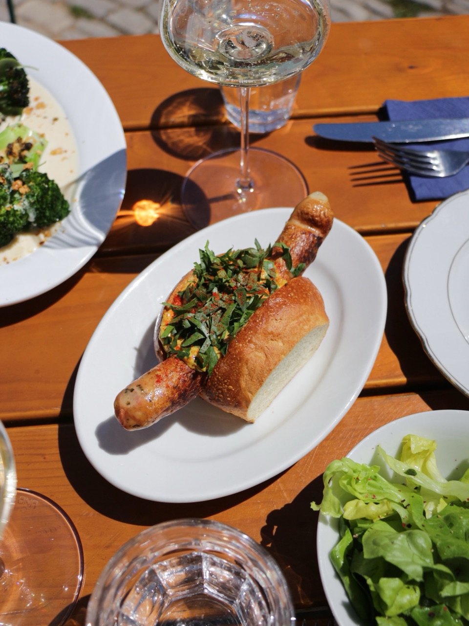 Bratwurst im Brötchen mit Kräutersalsa
