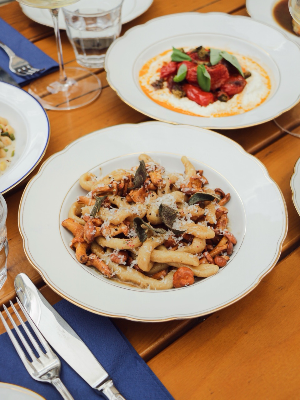 Handgemachte Pasta mit Pilzen und Salbei