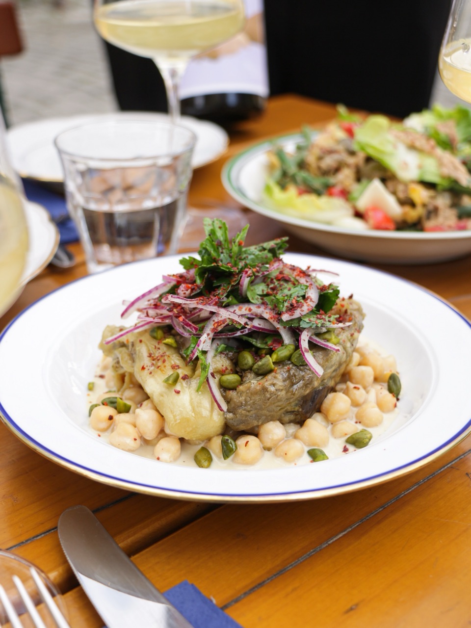 Gegrillte Aubergine mit Kichererbsen und roten Zwiebeln